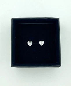 Hermosos aretes con corazón en tono plata - circonita cúbica transparente 5 mm - Imagen 1 de 4