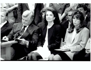 1990 Press Photo Caroline Kennedy Jackie Onassis at New President Kennedy Statue - Picture 1 of 2