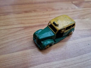 VINTAGE 1950'S DINKY TOYS AUSTIN TAXI GREEN/YELLOW CAR - Picture 1 of 3