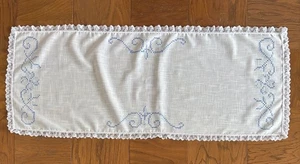 Bufanda artesanal para corredor de mesa bordada azul sobre blanco roto encaje - Imagen 1 de 7