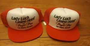2 Lady Luck Casino Hotel Hüte The Players Place Las Vegas Nevada Truckermütze rot - Bild 1 von 4