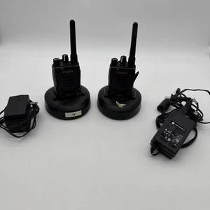 2 Motorola MAG ONE BPR20 VHF 2W Przenośne radio AAH84KBC4AA1AN W/CHG Base - Zdjęcie 1 z 9