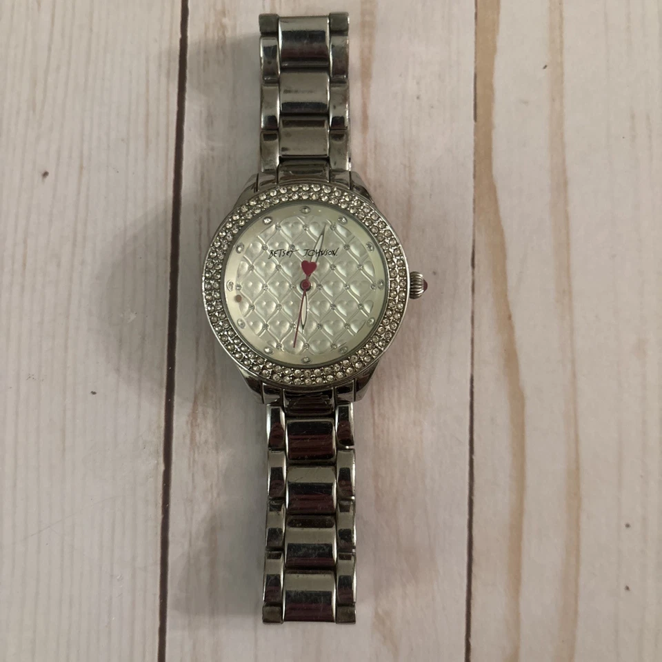 Reloj BETSEY JOHNSON Corazón Acolchado Estrás Acero Inoxidable Tono Plateado Foto 1 de 4