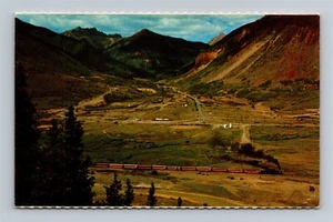 Postal tren de pasajeros de calibre estrecho que llega a Silverton Colorado - Imagen 1 de 2