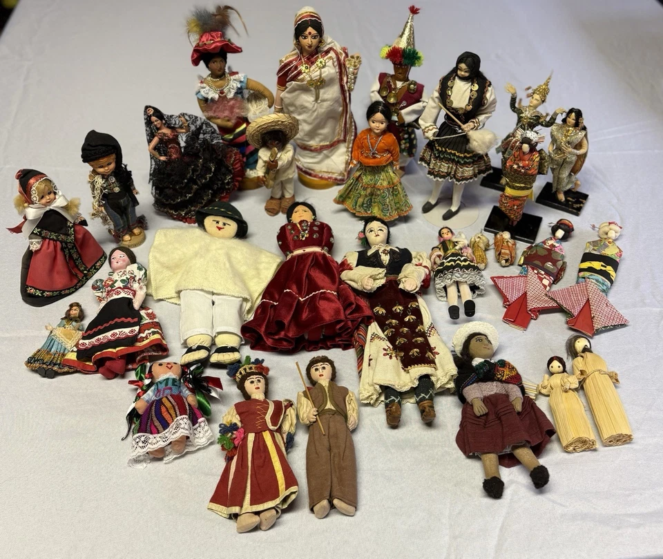 Gran Lote 28 Muñecas Europa Asia Escandinavia Latino Folk Nativo Multicultura De Colección Foto 1 de 4