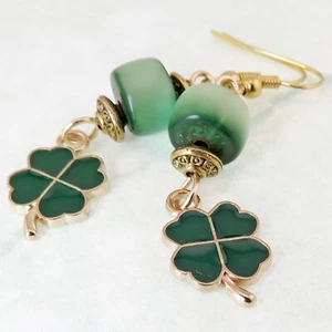 Pendientes de trébol de cuatro hojas y cuentas de acrílico verde de San Patricio de SoniaMcD - Imagen 1 de 9