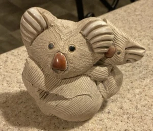 Oso Koala Artesania Rinconada con Bebé Hecho a Mano Figura de Arcilla Uruguay Firmado - Imagen 1 de 2