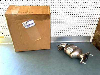 GM OEM NOS 20926628 convertidor y tubo colector trasero 2013-2015 Cadillac XTS 3,6 L Foto 1 de 4