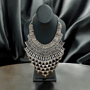 Collar escultórico artesanal con herramientas y piedras cortadas de metal - Imagen 1 de 4