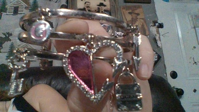 Brazalete Guess 3 Brazaletes en Uno Pulsera con Dijes de Corazón y Flecha Foto 1 de 4