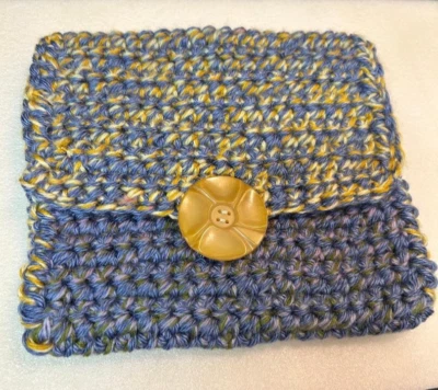 Funda para Kindle o eReader de ganchillo hecha a mano - Gruesa para lavar a máquina - Cierre de botón grande Foto 1 de 4