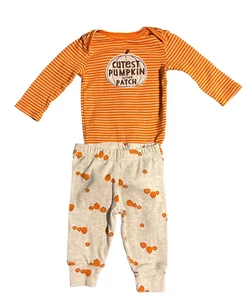 Just One You süßester Pumpkin in the Patch orangefarbenes Oberteil und graue Hose mit Kürbissen - Bild 1 von 3