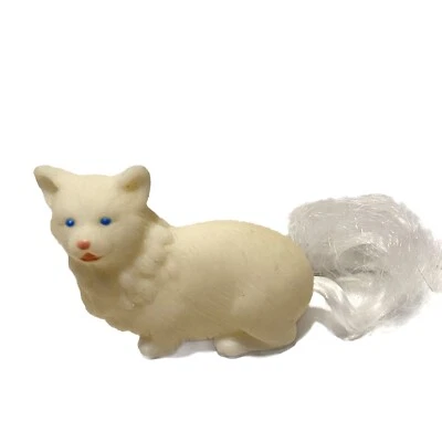 Figura de cola de pelo enraizado de gato blanco de goma de colección ojos azules Barbie? Foto 1 de 4