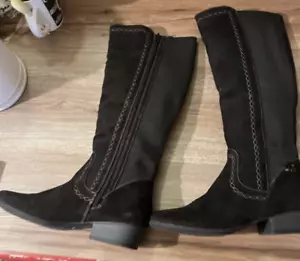 Gloria Vanderbilt Wide Stretchy Leg Embroidered Black Microsuede Boots Size 6.5 - Picture 1 of 7