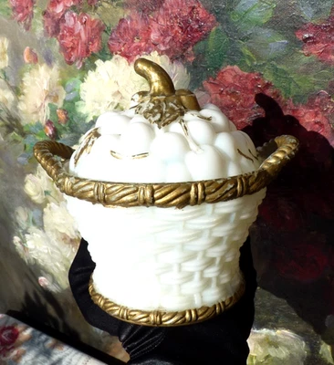 ANCIEN POT/ SUCRIER en OPALINE BICOLORE à décor de panier de fruits XIXe - Photo 1/4