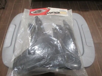 Cubiertas de radiador negras UFO Yamaha 2003-2005 YZ250 YZ450 YA03861001 NUEVAS DE STOCK Foto 1 de 2