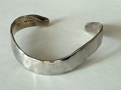Brazalete Robert Lee Morris RLM Studio Modernista Martillado Plata de Ley Foto 1 de 4