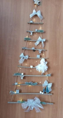 Albero Di Natale In Legno Con Luci LED E Decorazioni  Argento E Bianche  - Immagine 1 di 4