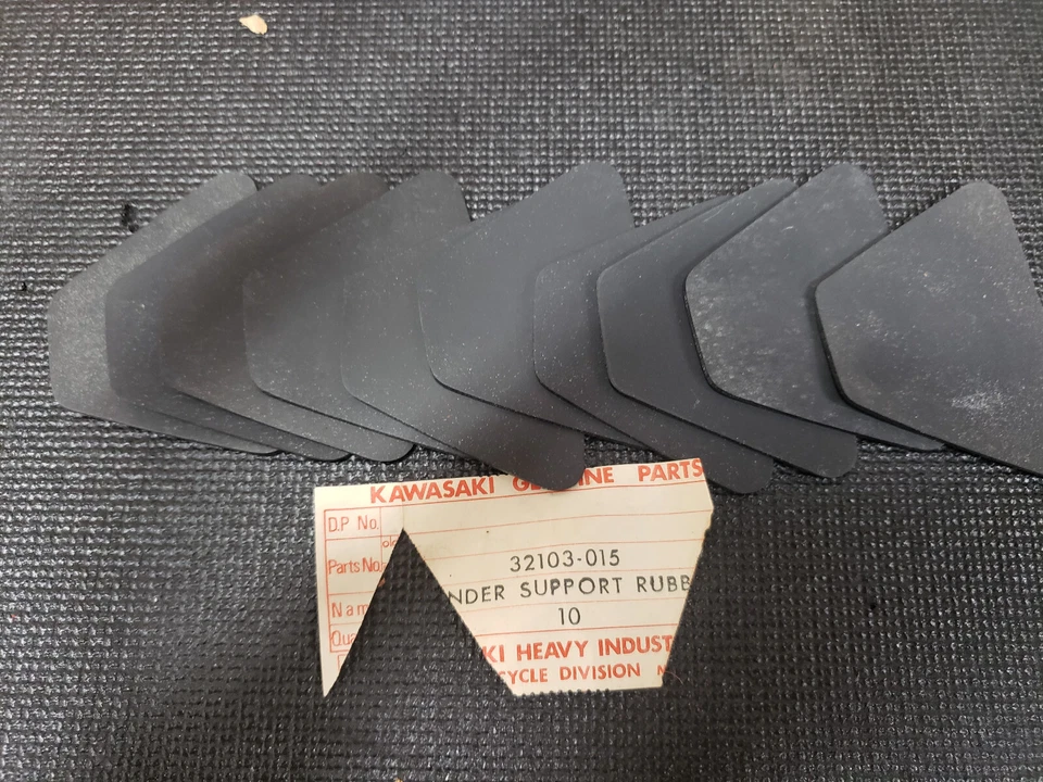 KAWASAKI G4TR KV100 TRAIL BOSS GUARDABARROS TRASERO SOPORTE DE GOMA OEM NOS 32103-015 Foto 1 de 1