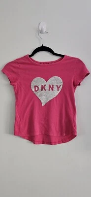 DKNY Lentejuelas Reversibles Rosa Caliente Corazón “DKNY GIRL” Manga Corta Talla Pequeña (7) Foto 1 de 4