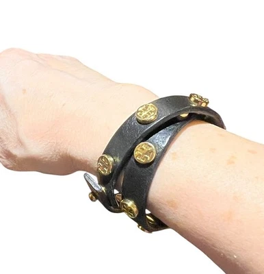 Pulsera Tory Burch Doble Envoltura de Cuero Negro con Tachuelas Ajustables con Logo Dorado Foto 1 de 4
