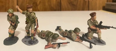 Soldados del 8º Ejército Británico a escala 1/32 Segunda Guerra Mundial en uniformes del desierto del norte de África. Foto 1 de 2
