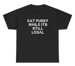 Maglietta Eat Pussy While It’s Still Legal divertente cancellata meme scherzo umorismo maglietta - Foto 1 di 3