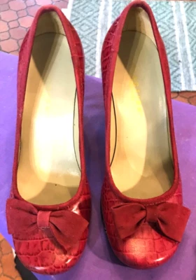 KENNETH COLE REACTION BURGUNDY LEATHER BOW ACCENT HIGH HEEL PUMPS CABANA RAMA 5M - Image 1 of 4