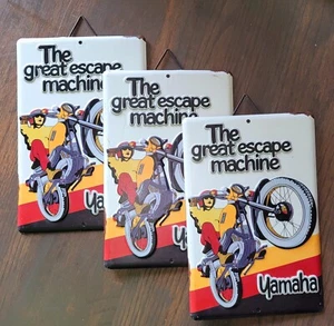 3 YAMAHA gestanzte geprägte Blechschilder The Great Escape offiziell lizenziert 5,5"x8"  - Bild 1 von 5