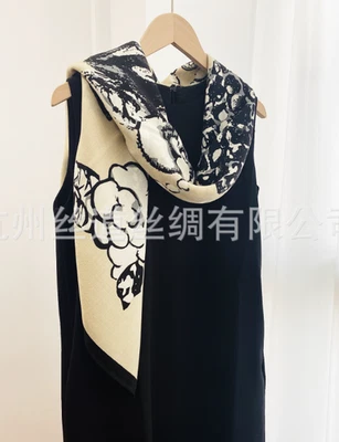 70% 羊绒 30% 真丝 53 英寸围巾头巾披肩米色花朵印花领巾  — 第 1/4 张图片