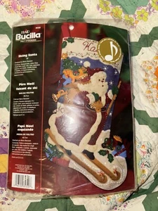Kit de Medias con Apliques de Fieltro de Navidad Bucilla,SKIING SANTA,Chip Musical,85320,18" - Imagen 1 de 5