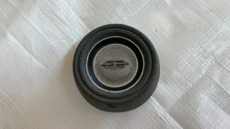 Oldsmobile Cutlass 1968 tapa de bocina cromo volante botón placa de identificación interior Foto 1 de 4