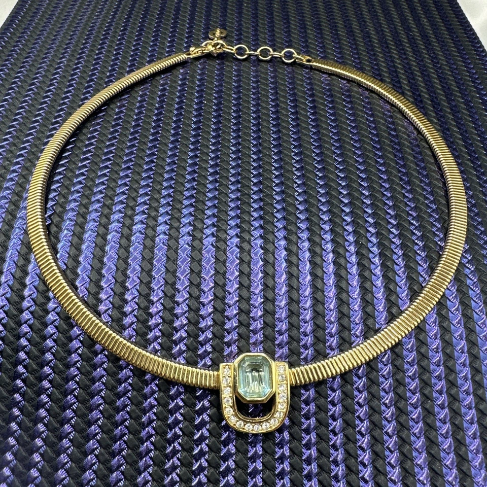 Gargantilla Christian Dior 90 tono dorado con imitación aguamarina y pedrería. Foto 1 de 4