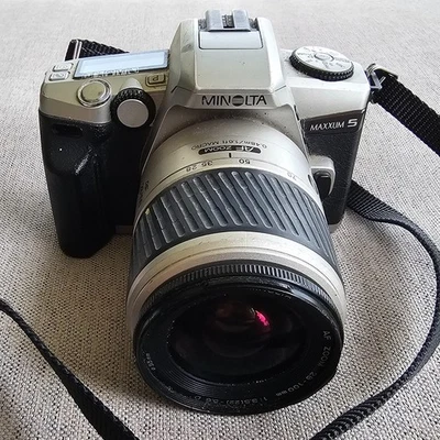 Minolta Maxxum 5 SLR 35mm Film Camera with 28-100mm AF Zoom / Macro Lens - Image 1 of 4