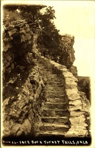 Postal con foto real RPPC Woman Face Rock Turner Falls Oklahoma EKC - Imagen 1 de 2