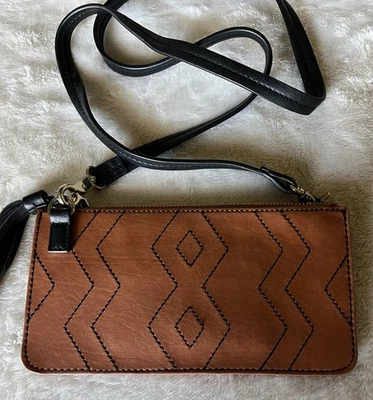 Cartera Bandolera INC International Concepts Pequeña Sillín Marrón Con Geoma Negra Foto 1 de 4