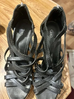Tacones con tiras de cuña Gap Perf Wedge True Black talla 8 Foto 1 de 4