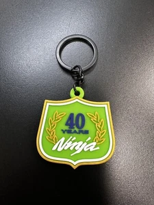 Kawasaki *40 Jahre Ninja* Schlüsselanhänger - grün 107mgu2310G - Bild 1 von 1