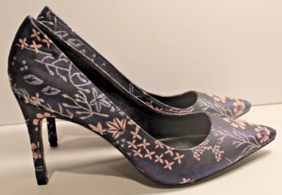 CHARLES DAVID NAVY BLUE FABRIC FLORAL PRINT SHOES HEELS SIZE 10 / 9.5 RUNS SMALL - Image 1 of 4