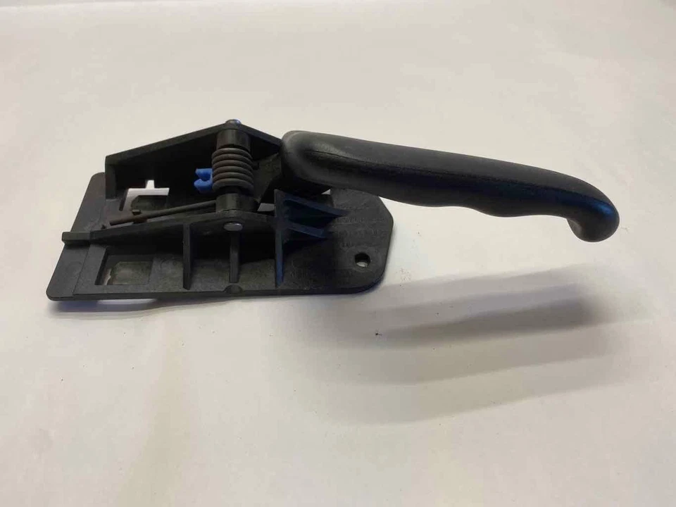 2000 - 2006 CHEVROLET  TAHOE Front Inside Door Handle Right Passenger Side RH G - Image 1 of 4