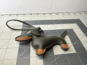 Schlüsselanhänger Leder Dackel Hund Taschenanhänger Autoschlüsselanhänger Handarbeit Geschenk - Bild 1 von 4