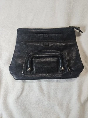 Bolso de mano Kate Landry de cuero negro. Bolsillo exterior para tarjetas/identificación. Foto 1 de 4