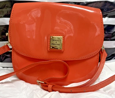 Bolso Bandolera Bolso de Hombro Dooney & Bourke Charol Sillín Coral Naranja Foto 1 de 4