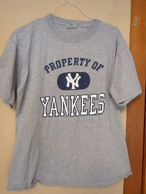 Property Of The New York Yankees 2003 Majestic 灰色图形 T 恤,尺寸 L — 第 1/4 张图片