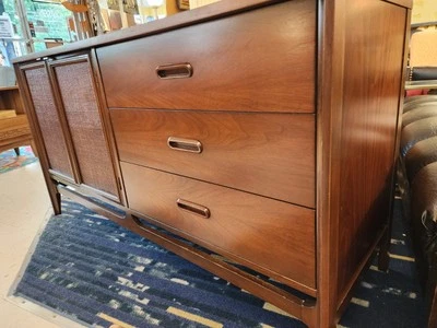 Cómoda/aparador Mid Century de nogal Foto 1 de 4