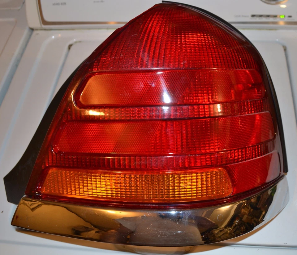 LUZ TRASERA DERECHA FORD CROWN VICTORIA 1998 1999 2000 2001 2002 2003 2004 2005  Foto 1 de 4