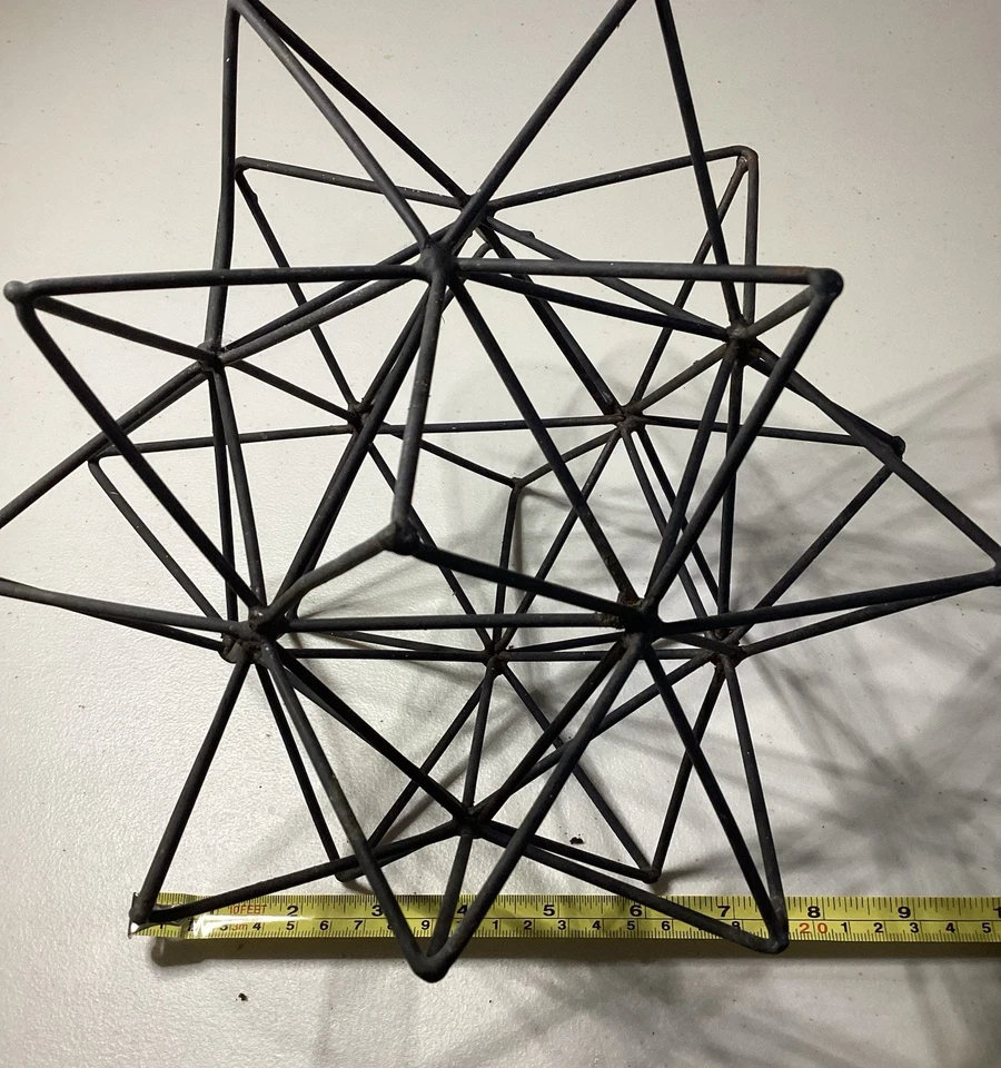 Escultura de estrella de metal geométrico 3D Foto 1 de 1
