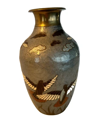 Винтажная латунная эмалированная ваза с рисунком цветочных птиц сделано в Индии - Изображение 1 из 4