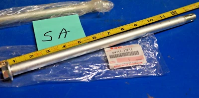 Novo GENUÍNO FABRICANTE DE EQUIPAMENTO ORIGINAL SUZUKI 64711-12F11 eixo traseiro parafuso eixo GZ250 1999-2007 - Imagem 1 de 4