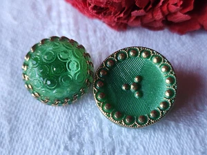 Duo boutons vintage en verre motif doré  vert relief 1,5 et 1,8 cm D17A - Picture 1 of 4